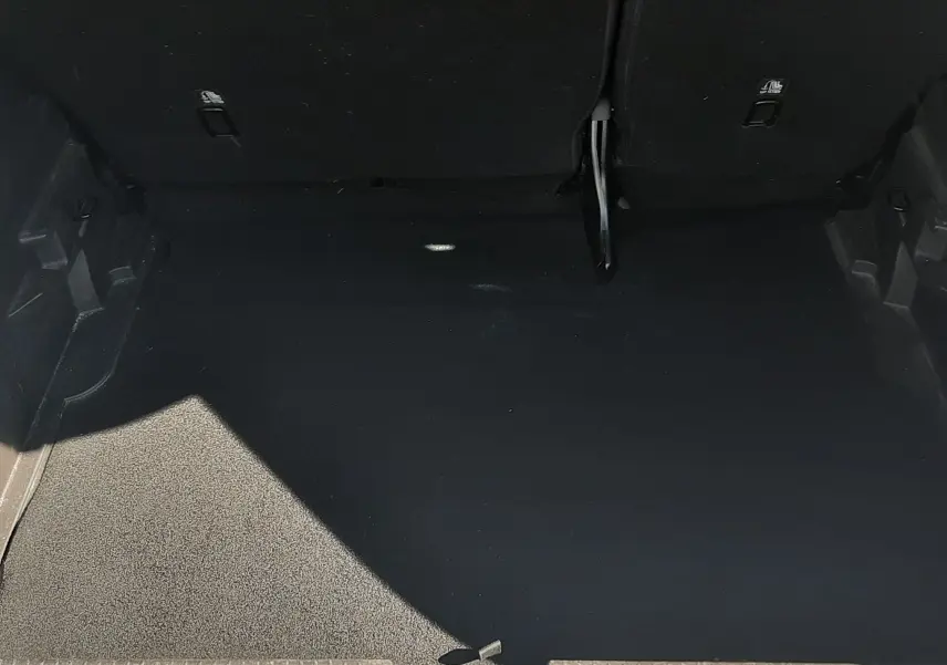 Coffre vide vu de l'intérieur arrière d'un Opel Crossland noir avec toit blanc, version X 130ch Innovation 2019.