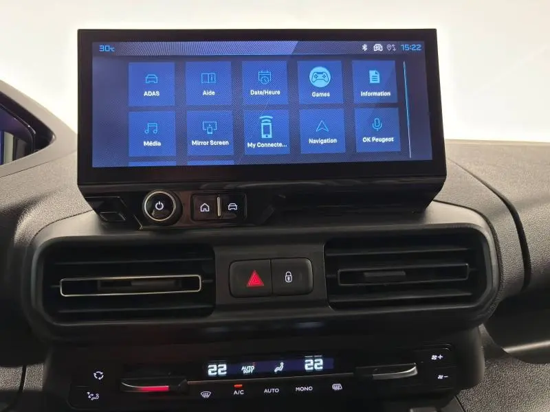 Écran tactile central du tableau de bord du Peugeot Partner XL 2025 avec commandes climatisation et ventilation visibles.