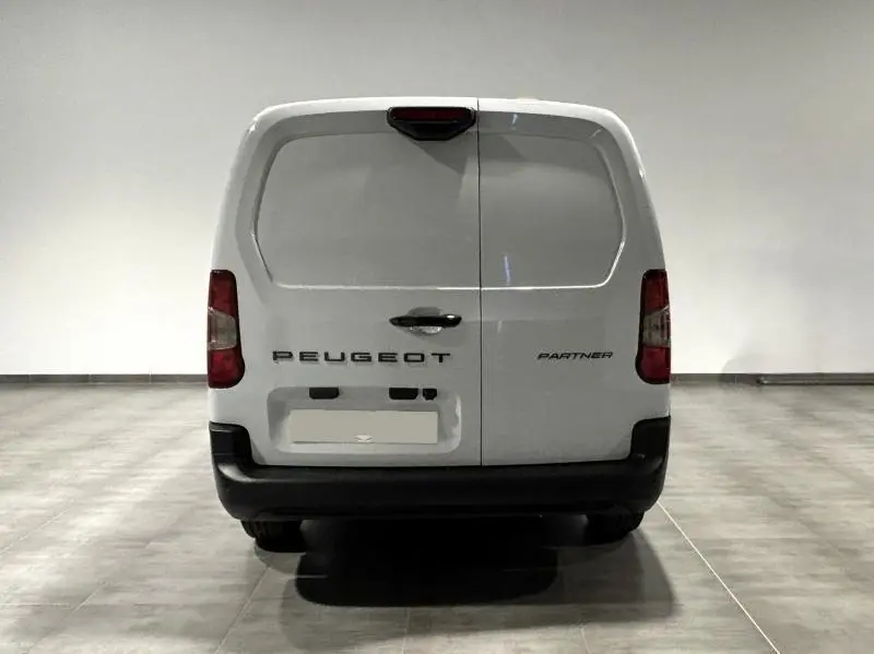 Vue arrière d'un Peugeot Partner blanc Icy 2025 avec portes battantes et feux arrière verticaux.