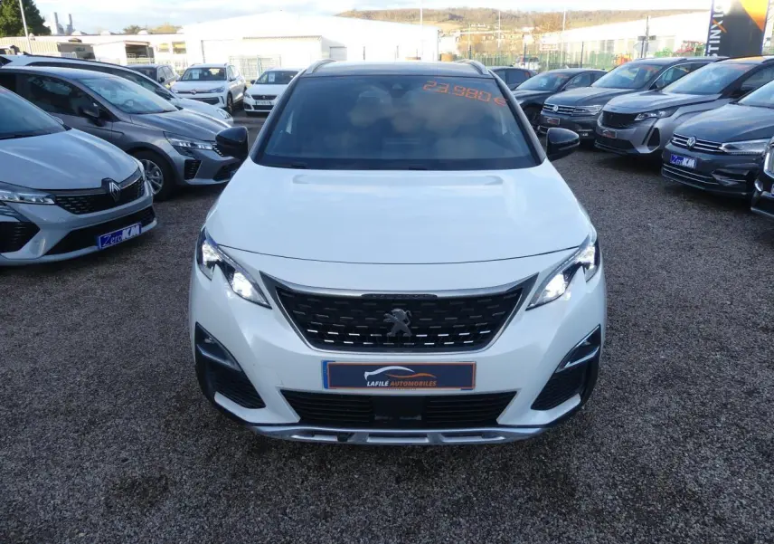 Peugeot 3008 GT Line blanc nacré vue de face, avec calandre noire et phares LED allumés.