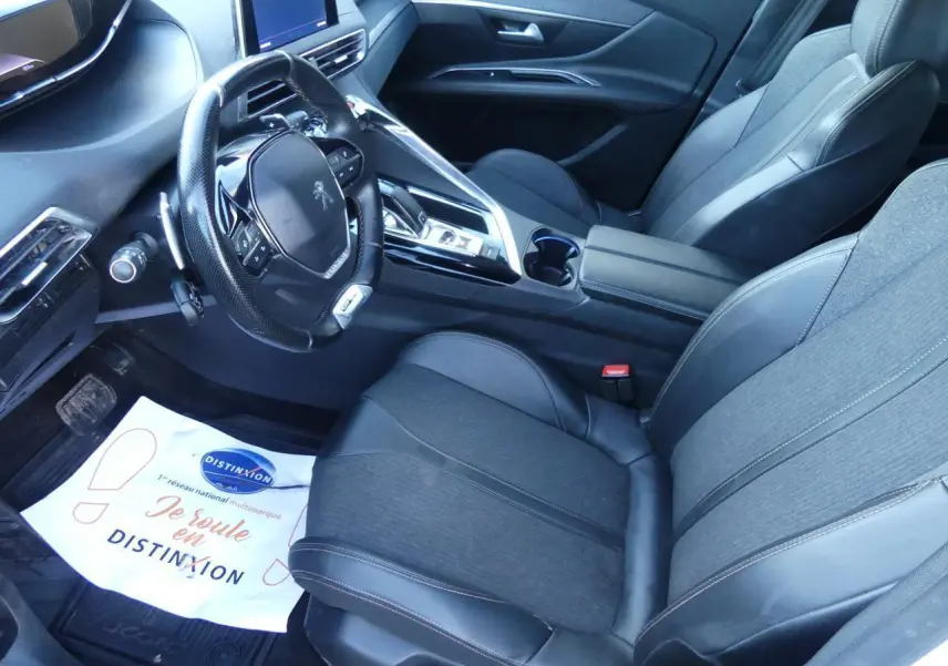 Intérieur avant du Peugeot 3008 GT Line 2020, vue côté conducteur, sellerie noire TEP et tissu avec volant compact cuir.