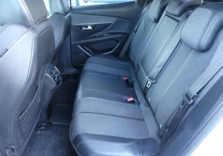 Vue côté droit de la banquette arrière noire en TEP et tissu du Peugeot 3008 GT Line 2020 avec ceintures et appuis-tête.