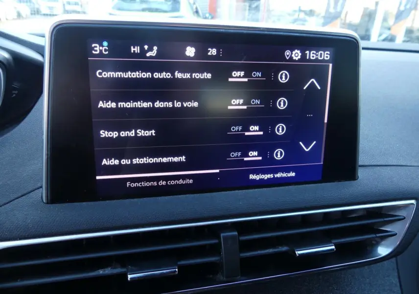 Écran tactile central du Peugeot 3008 GT Line 2020 affichant les réglages d'aides à la conduite dans l'habitacle noir.