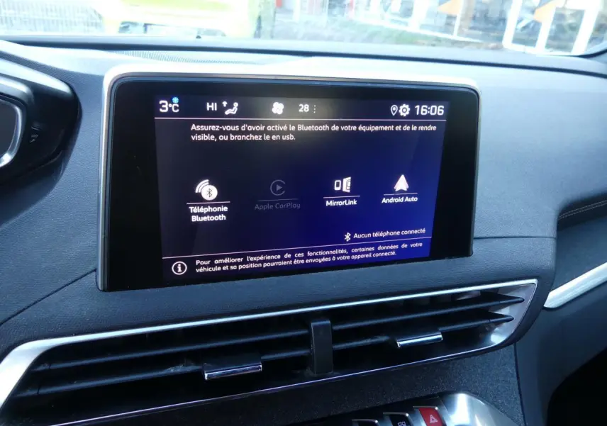 Écran tactile central du Peugeot 3008 GT Line 2020 affichant les options Bluetooth, MirrorLink et Android Auto, intérieur noir.