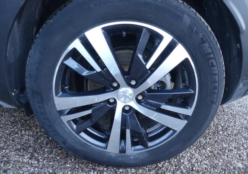 Gros plan sur la jante alliage bi-ton 18 pouces Detroit du Peugeot 3008 blanc nacré, version GT Line.