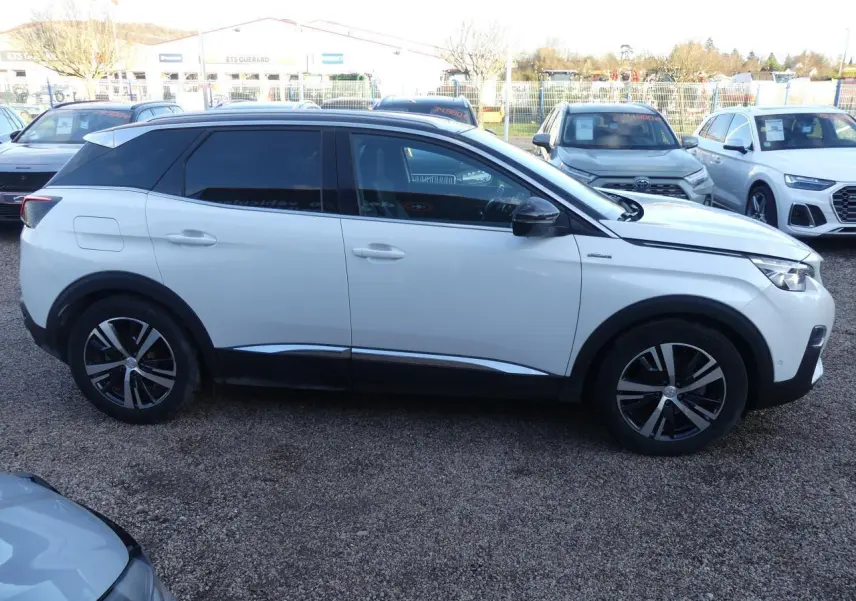 Profil côté gauche d'un Peugeot 3008 blanc nacré 2020 avec toit noir et jantes alliage bicolores.