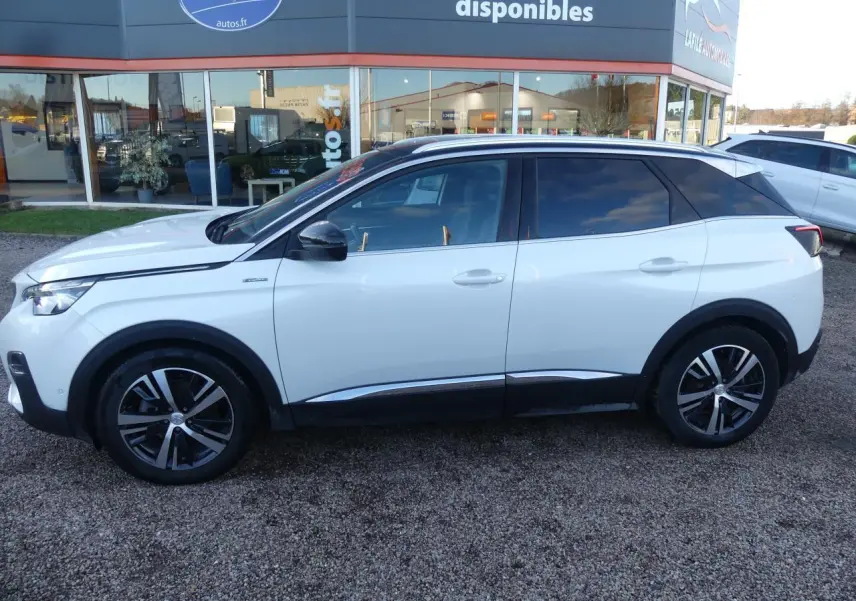 Profil côté gauche d'un Peugeot 3008 GT Line blanc nacré avec toit noir et jantes alliage bi-ton.