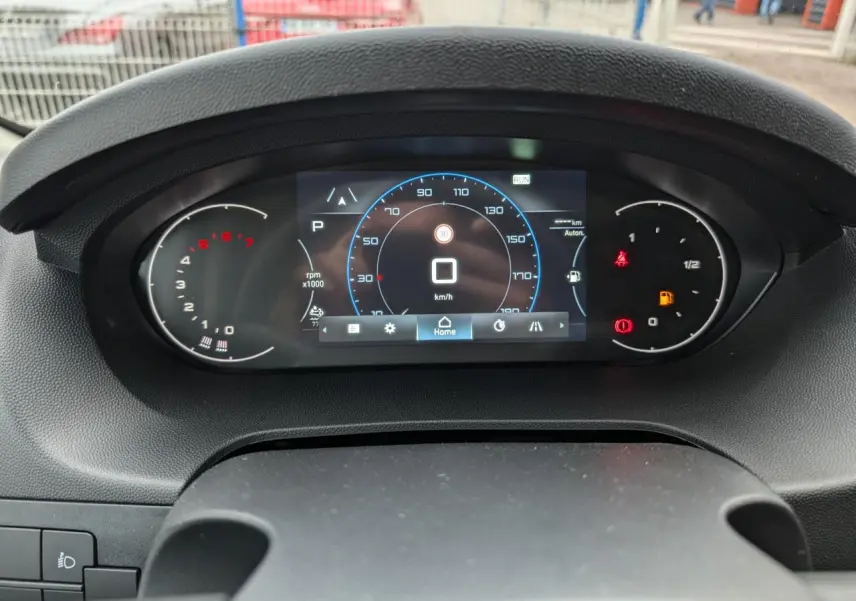 Combiné numérique 7 pouces affichant vitesse et compte-tours du Citroën Jumper 2025 vu de face intérieur