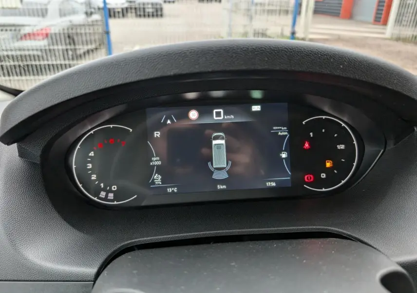 Tableau de bord numérique du Citroën Jumper 2025 affichant compte-tours, jauge carburant et assistance au stationnement en marche arrière.