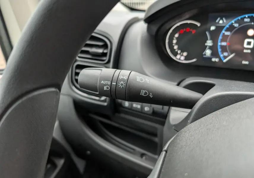 Gros plan sur la commande des phares automatiques et clignotants dans l'habitacle du Citroën Jumper 2025.