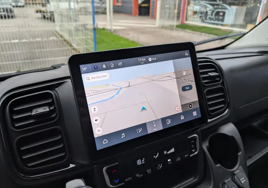 Vue rapprochée de l'écran tactile 10'' avec navigation du tableau de bord du Citroën Jumper blanc 2025.