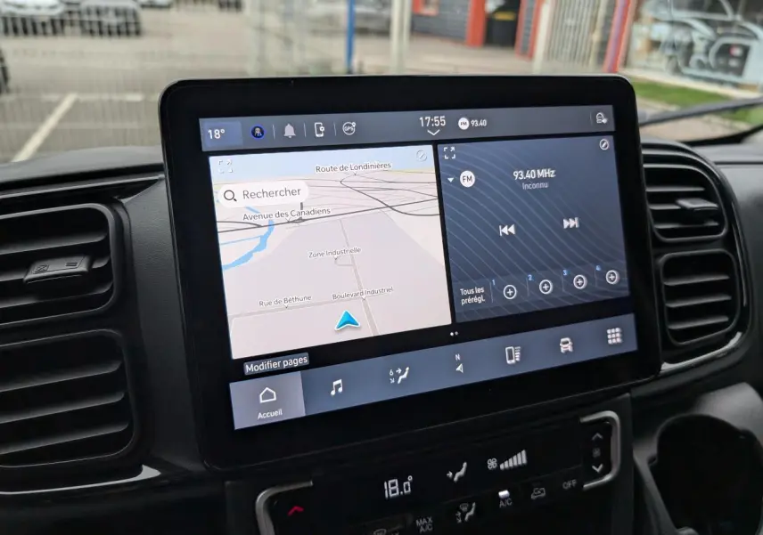 Écran tactile 10 pouces du système multimédia du Citroën Jumper blanc, affichant navigation et radio FM.