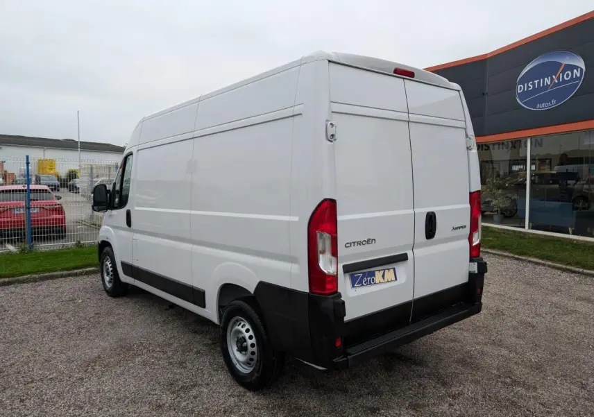 Vue 3/4 arrière droite du Citroën Jumper blanc 2025, fourgon utilitaire avec portes arrière battantes et jantes acier.