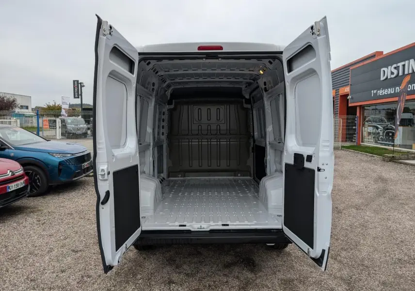 Vue arrière du Citroën Jumper blanc 2025 avec portes ouvertes montrant l'espace de chargement vide.