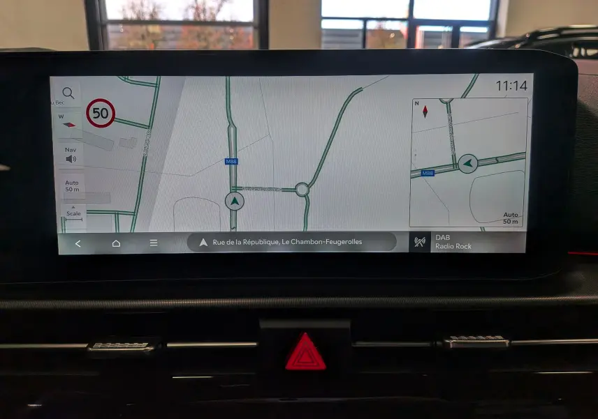 Écran tactile du système de navigation du Kia Sportage 2025, affichant une carte et les commandes multimédia.