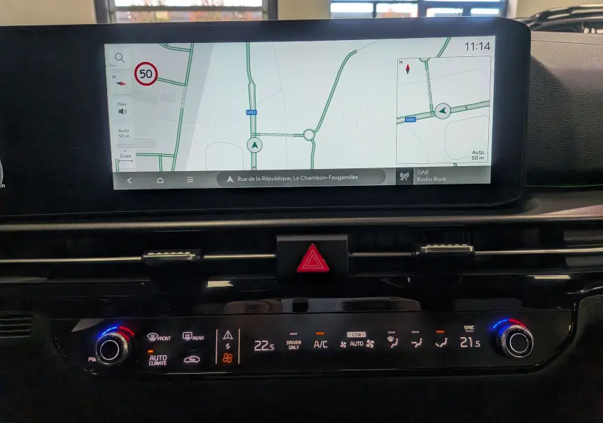 Écran tactile central affichant la navigation et la climatisation dans le tableau de bord du Kia Sportage 2025.