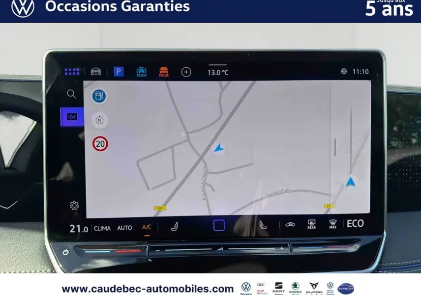 Écran tactile central du Volkswagen Tiguan 2025 affichant la navigation, avec interface moderne et commandes climatisation visibles.