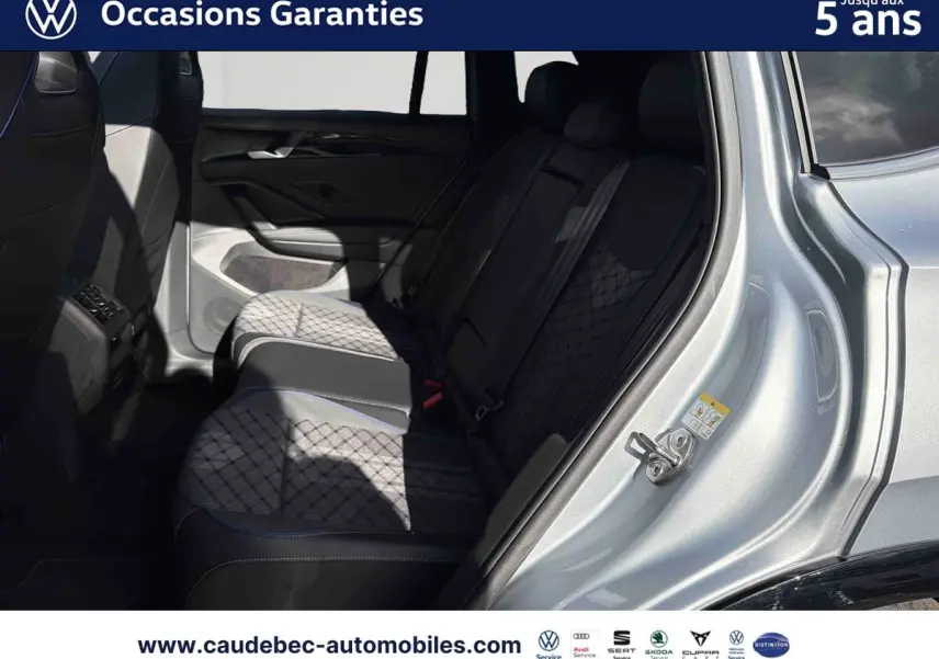 Vue intérieure côté gauche sur les sièges arrière en tissu et cuir du Volkswagen Tiguan argent Dolomite avec porte ouverte.