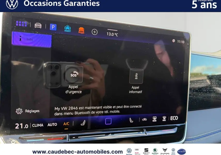 Écran tactile central du Volkswagen Tiguan 2025 affichant les options d'appel d'urgence et d'appel informatif.