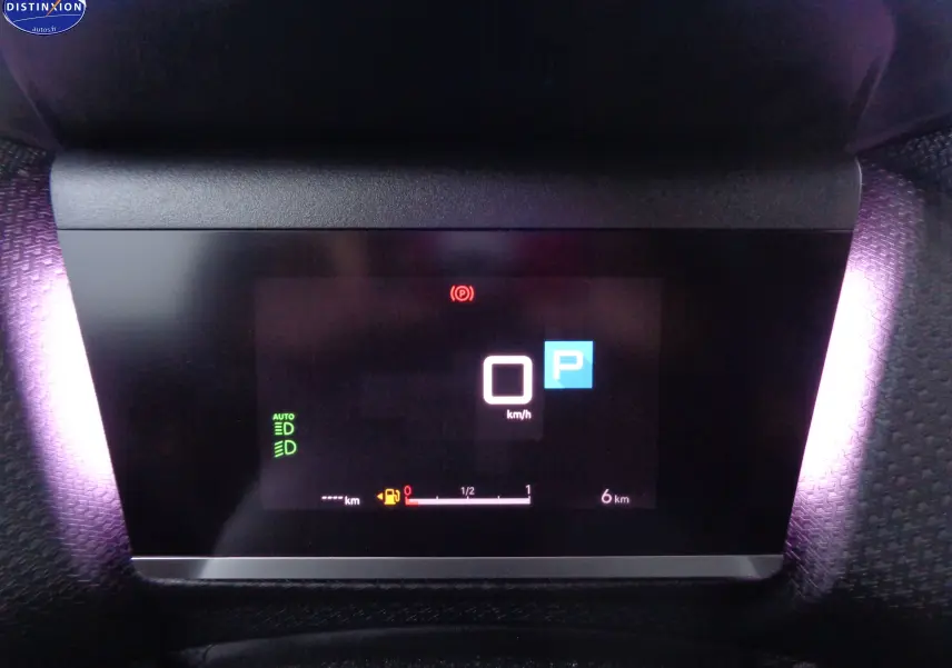 Affichage numérique du tableau de bord de la Citroën C4 X rouge Elixir, indiquant vitesse zéro et mode parking.