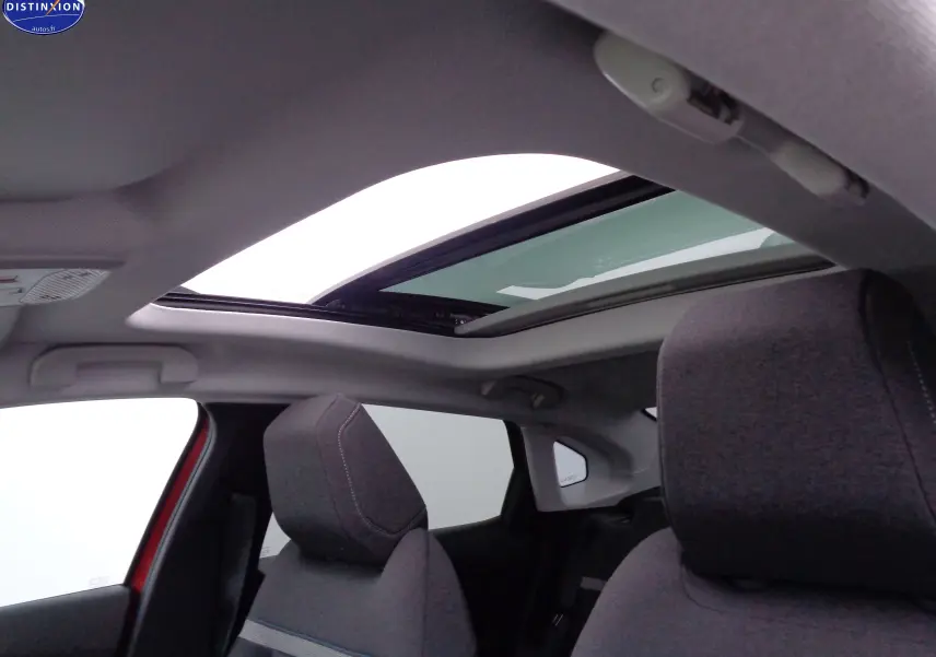 Toit ouvrant panoramique ouvert sur l'intérieur gris foncé d'une Citroën C4 X rouge Elixir Metal, vue côté gauche arrière.