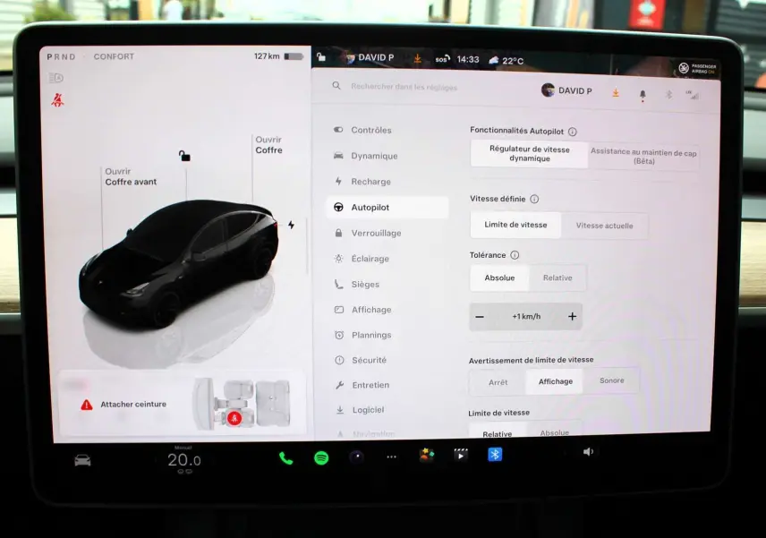 Écran tactile intérieur montrant la configuration Autopilot et l'image 3D noire du Tesla Model Y 2024 en vue de profil côté gauche.