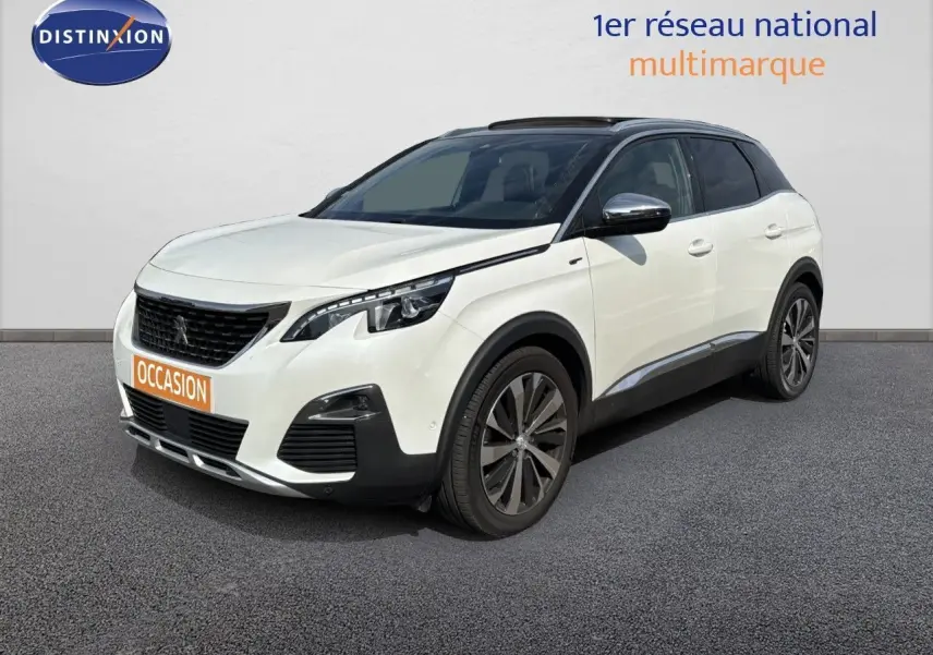 Peugeot 3008 GT blanc nacré en 3/4 avant droit, toit noir et jantes alliage bi-ton visibles.