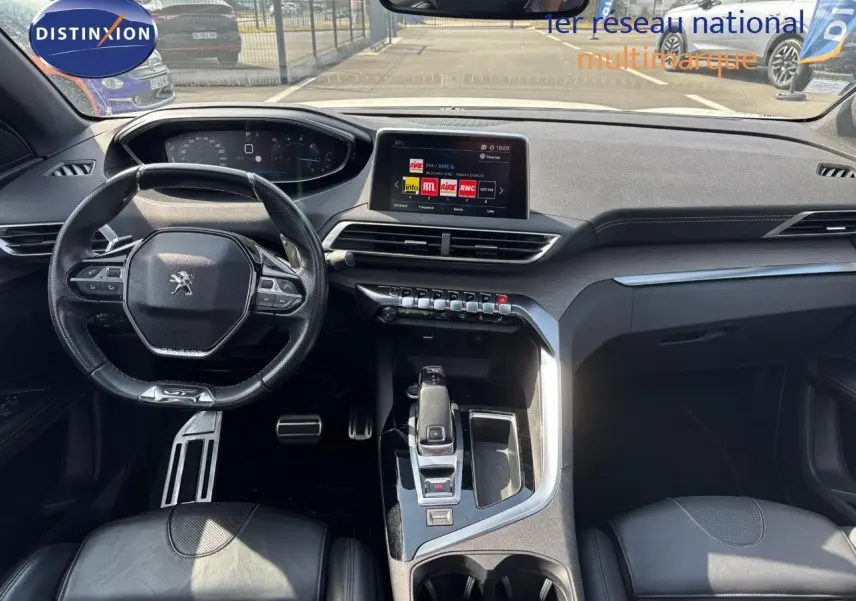 Vue intérieure avant du Peugeot 3008 GT 2018 avec tableau de bord moderne et volant cuir noir.