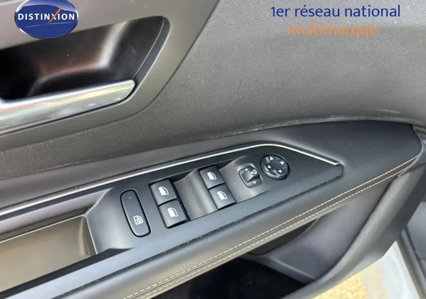 Gros plan sur la commande des vitres et rétroviseurs sur la portière côté conducteur d'un Peugeot 3008 blanc nacré.