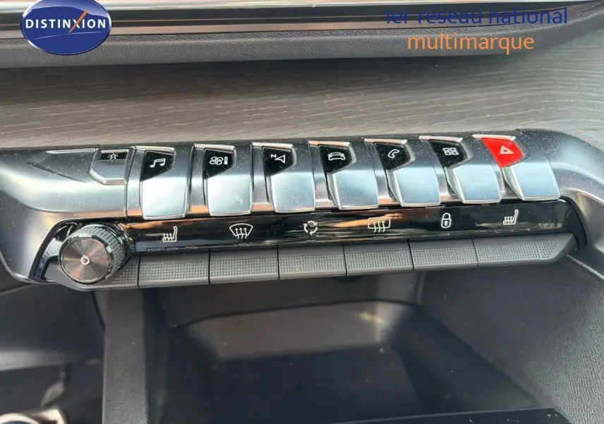 Boutons de commande en métal brossé sur la console centrale du Peugeot 3008 GT blanc nacré de 2018.