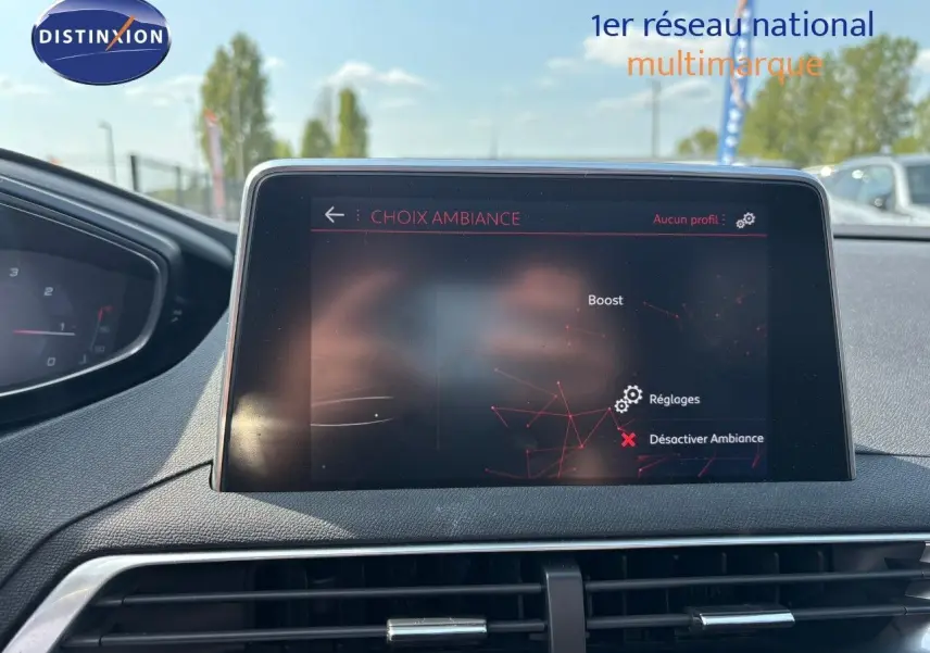 Écran tactile central du tableau de bord du Peugeot 3008 GT blanc nacré, affichant le menu choix ambiance.