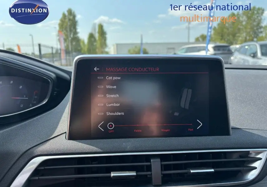 Écran central du Peugeot 3008 GT 2018 montrant les options de massage conducteur dans un intérieur noir.