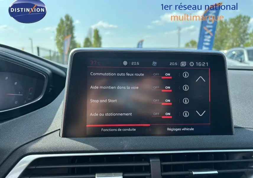 Écran tactile central du tableau de bord du Peugeot 3008 blanc nacré, affichant les aides à la conduite activées.