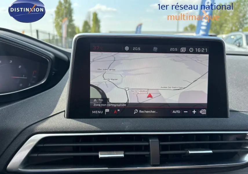 Écran tactile central avec navigation GPS du tableau de bord d'un Peugeot 3008 GT blanc nacré, vue intérieure.