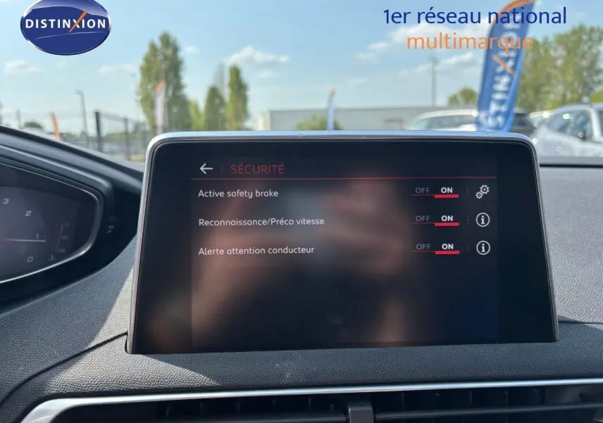 Écran central du Peugeot 3008 GT 2018 affichant les réglages de sécurité avec commandes activées, vue intérieure frontale.