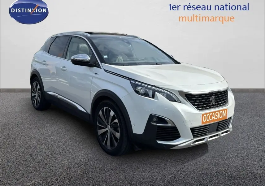 Peugeot 3008 GT blanc nacré vu en 3/4 avant droit avec calandre noire et jantes alliage bicolores.