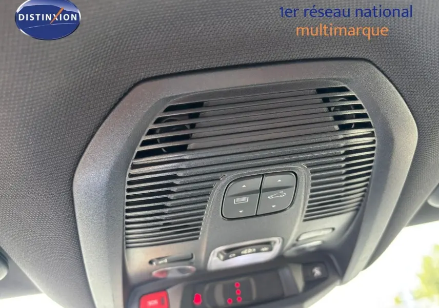 Plafonnier avec commandes intégrées du Peugeot 3008 GT blanc nacré, vue intérieure vers le toit du véhicule.