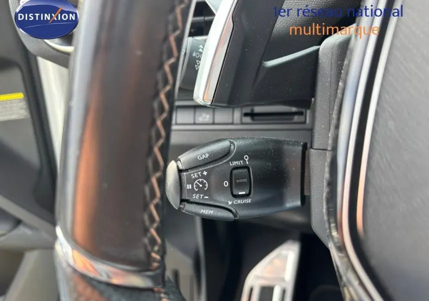 Gros plan sur la commande de régulateur de vitesse au volant cuir du Peugeot 3008 blanc nacré, version GT 2018.