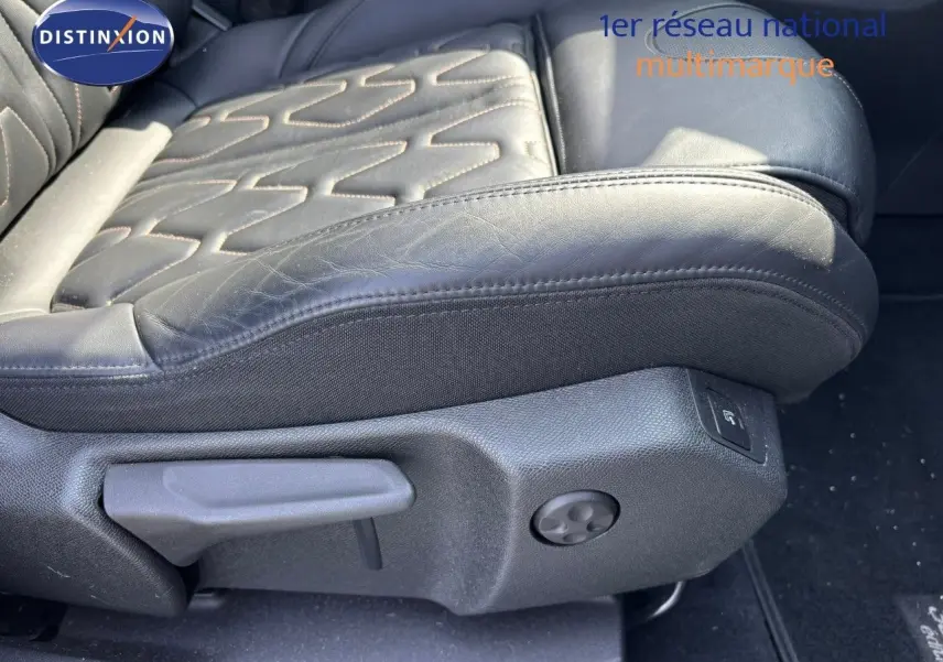 Gros plan sur le siège conducteur en cuir noir avec réglages électriques du Peugeot 3008 GT blanc nacré de 2018.