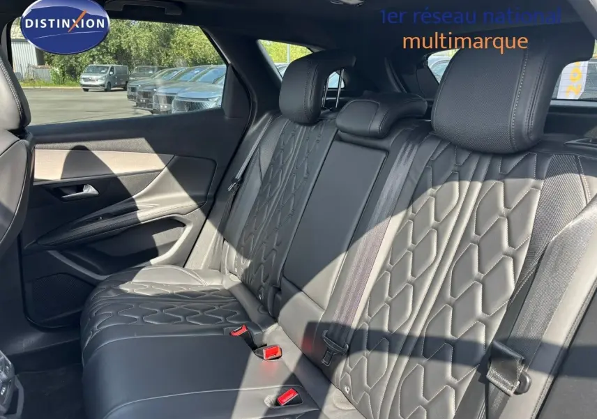 Vue intérieure du siège arrière en cuir noir matelassé du Peugeot 3008 GT blanc nacré de 2018.