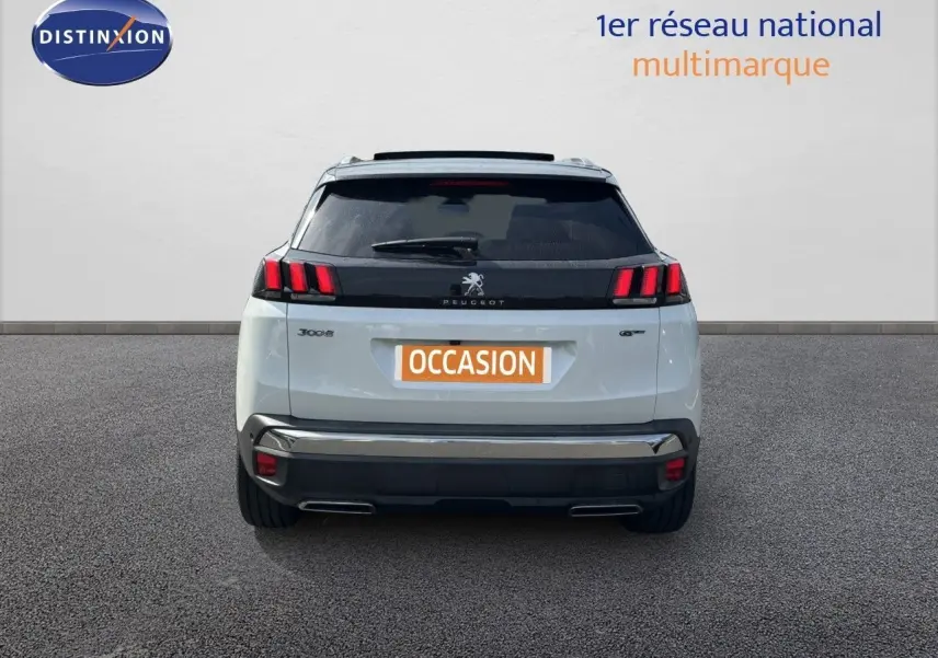 Vue arrière d'un Peugeot 3008 GT blanc nacré avec feux arrière distinctifs et plaque "OCCASION" visible.