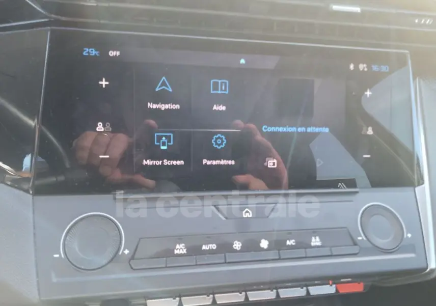 Écran tactile central de la Peugeot 308 noire 2022 affichant le menu navigation et paramètres, avec commandes climatisation.