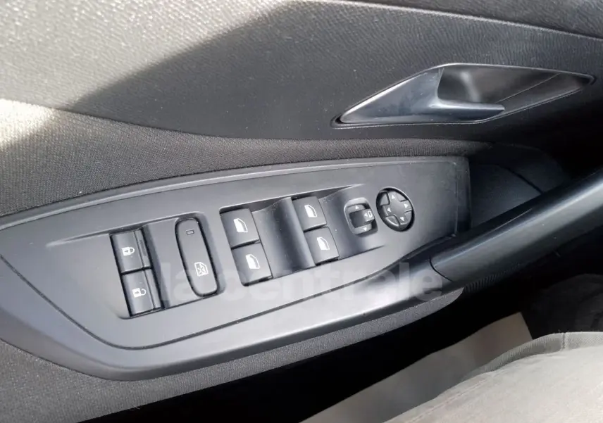 Commande des vitres et rétroviseurs côté gauche intérieur d'une Peugeot 308 noire de 2022 finition Active Pack GPS.