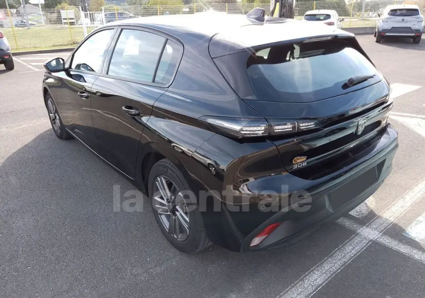 PEUGEOT 308 noir vue 3/4 arrière droit, feux arrière LED caractéristiques et jantes alliage 16 pouces.