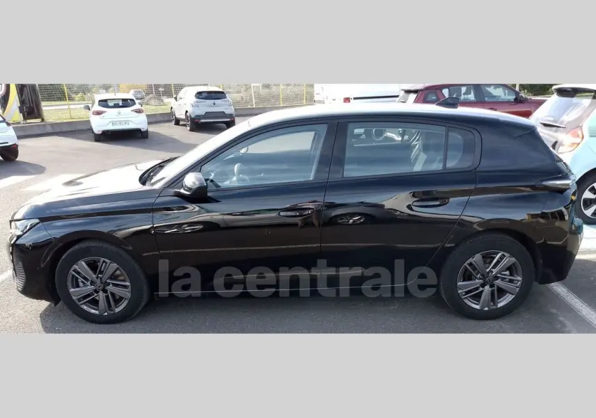 Profil côté gauche d'une Peugeot 308 noire de 2022, version Active Pack avec jantes alliage et carrosserie lisse.