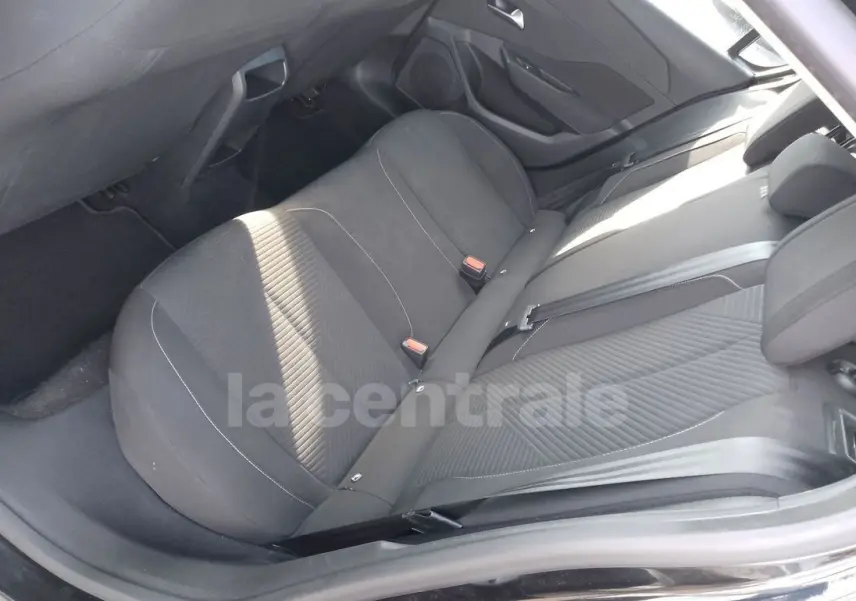 Vue intérieure côté droit sur la banquette arrière noire de la Peugeot 308 2022 finition Active Pack GPS.