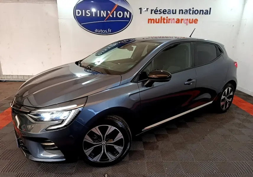 Renault Clio Evolution SCe 65 gris foncé vue 3/4 avant droit, phares LED et jantes alliage distinctives.