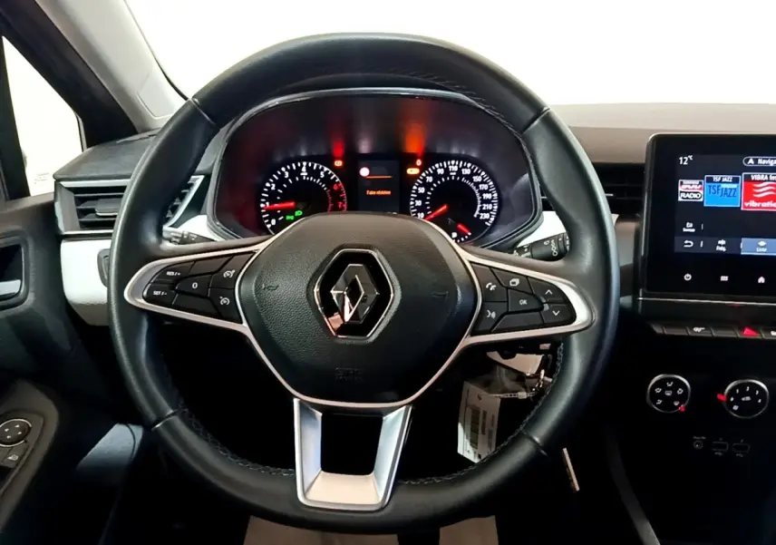 Vue centrée sur le volant cuir noir de la Renault Clio 2022 avec tableau de bord et écran tactile multimédia.