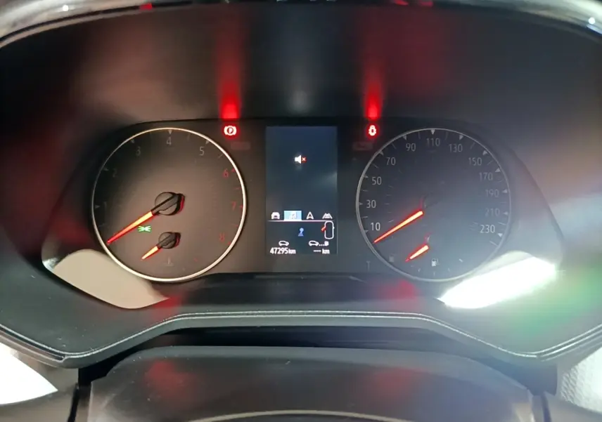 Vue rapprochée du tableau de bord de la Renault Clio gris foncé, affichage digital et compteurs analogiques.