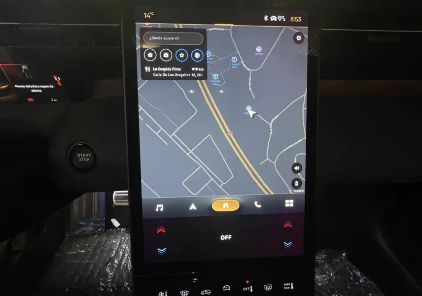 Écran tactile intérieur du Citroën C5 Aircross hybride 2026 montrant les fonctions de chauffage des sièges et du volant.